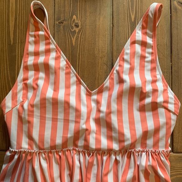 Kortni Jeane Other - Kortni Jeane peach stripe V-Neck top